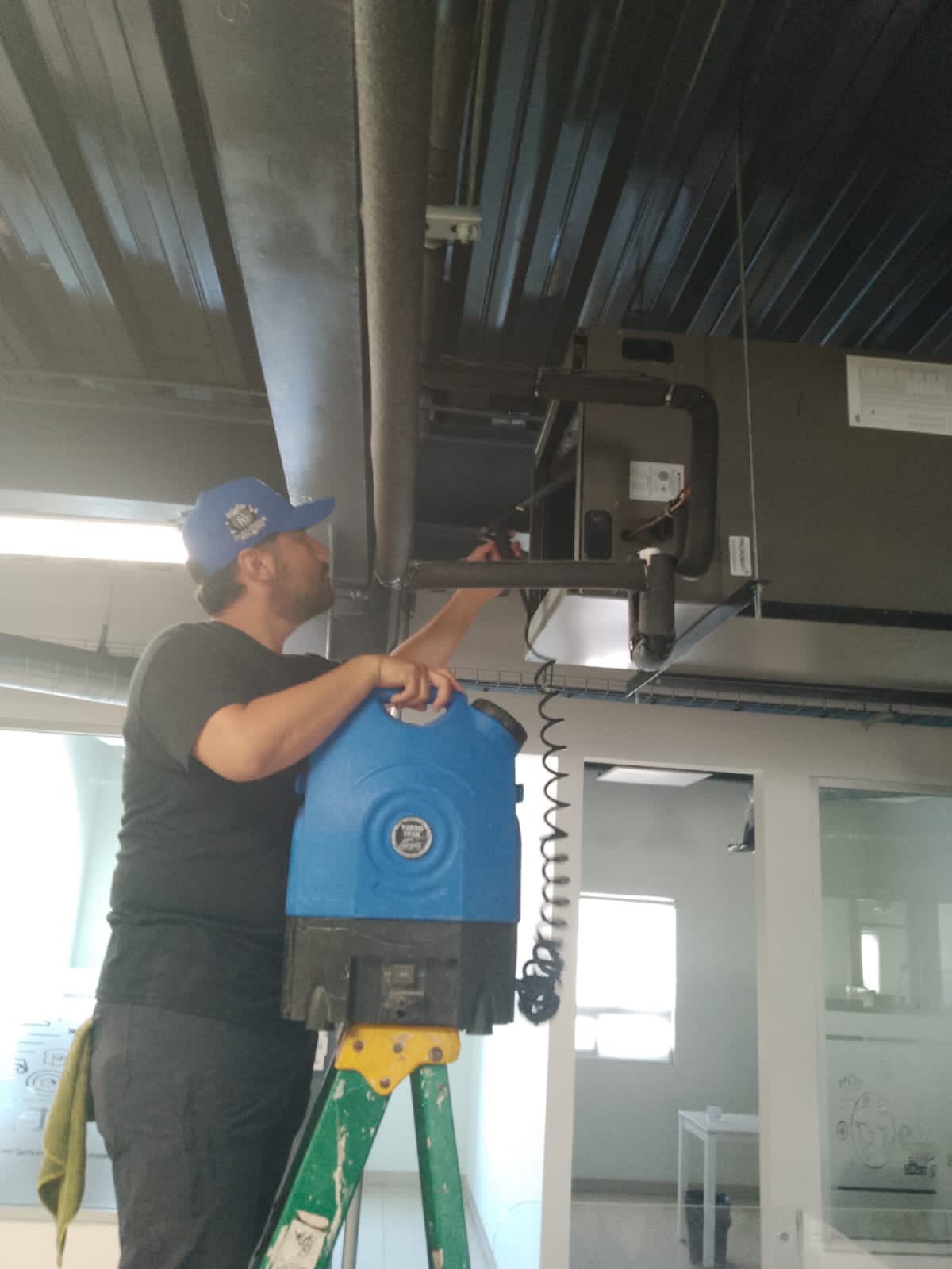 Técnico trabajando en equipo de aire acondicionado